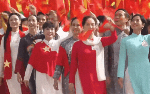 Nam diễn viên Vbiz bất ngờ hot khắp nơi với bộ ảnh diễu hành 2/9