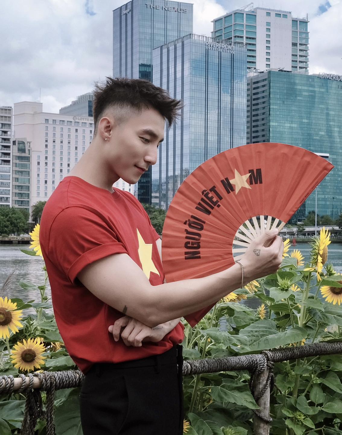 Sơn Tùng - MONO gây sốt trong cùng 1 buổi sáng: Em cười tươi rói diễu hành, anh viral MXH với 2 bức ảnh!- Ảnh 1.