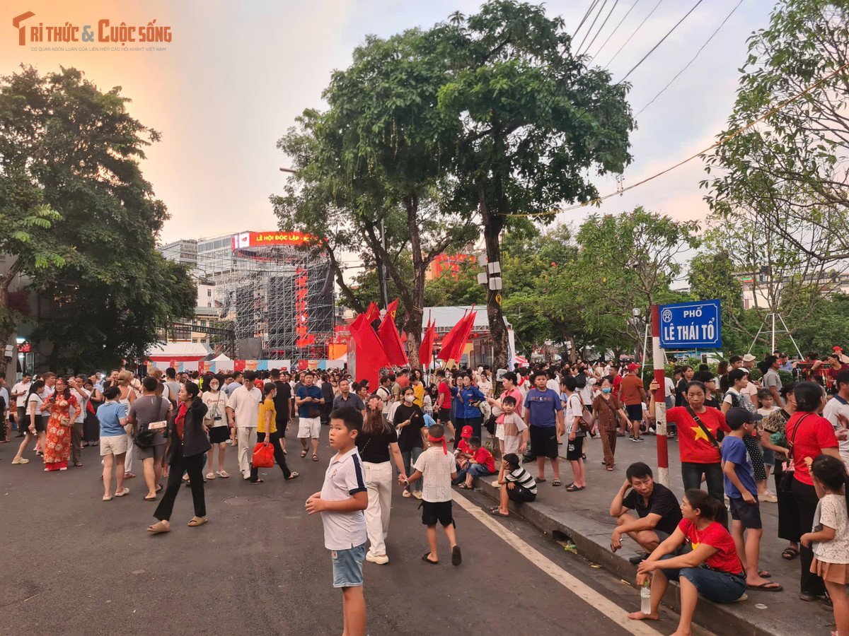 Đến khoảng 19h cùng ngày, lượng người dân và du khách tiếp tục kéo về Hồ Gươm càng đông. Do ở phía Quảng trường Đông Kinh Nghĩa Thục ở đường Lý Thái Tổ tối nay đồng thời có chương trình nghệ thuật