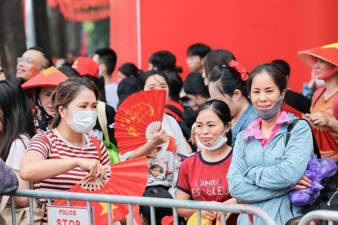 Nhiều người dân chờ xem Lễ diễu binh, diễu hành tại Ngã tư giao giữa Hùng Vương - Trần Phú (Hà Nội), ngay từ ngày 1/9. Ảnh: TTXVN