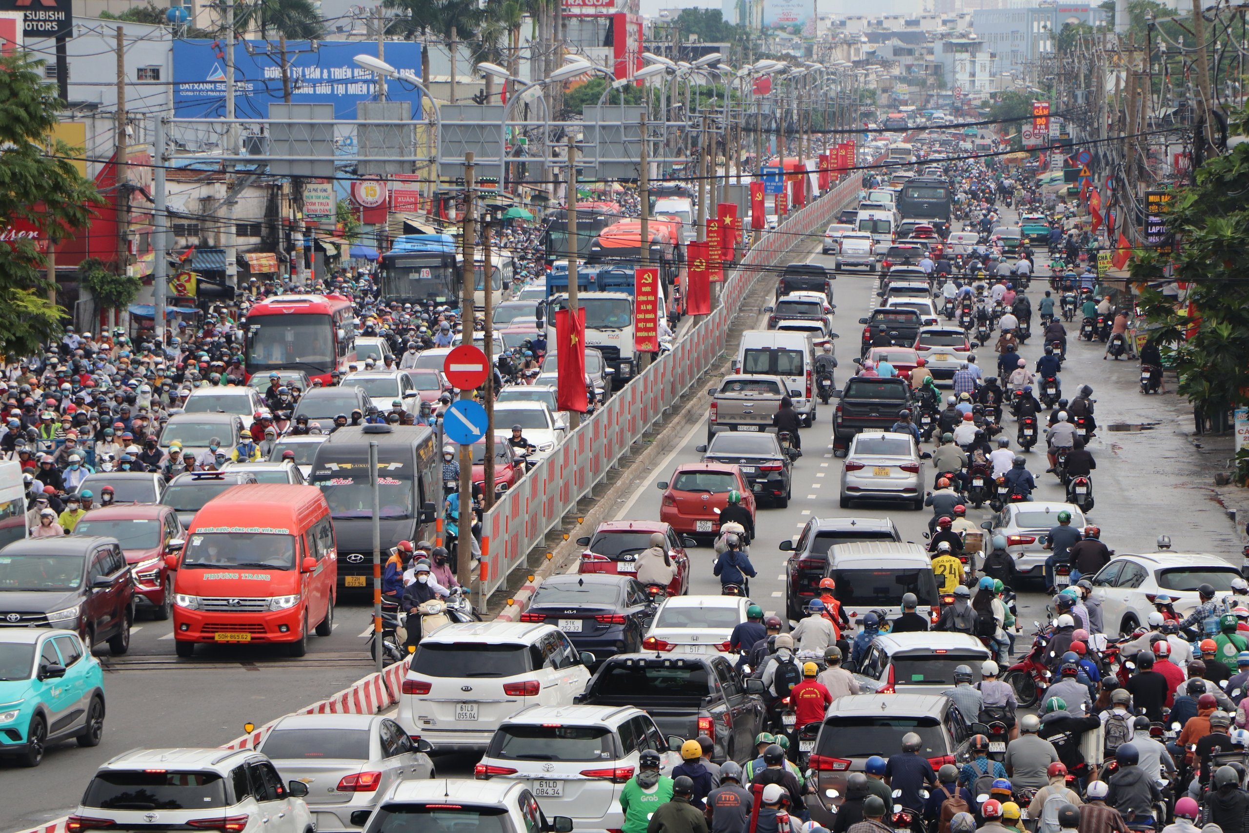 Ùn tắc giao thông TP HCM nghiêm trọng tại cầu Bình Lợi ngày đầu trở lại làm việc - Ảnh 1.