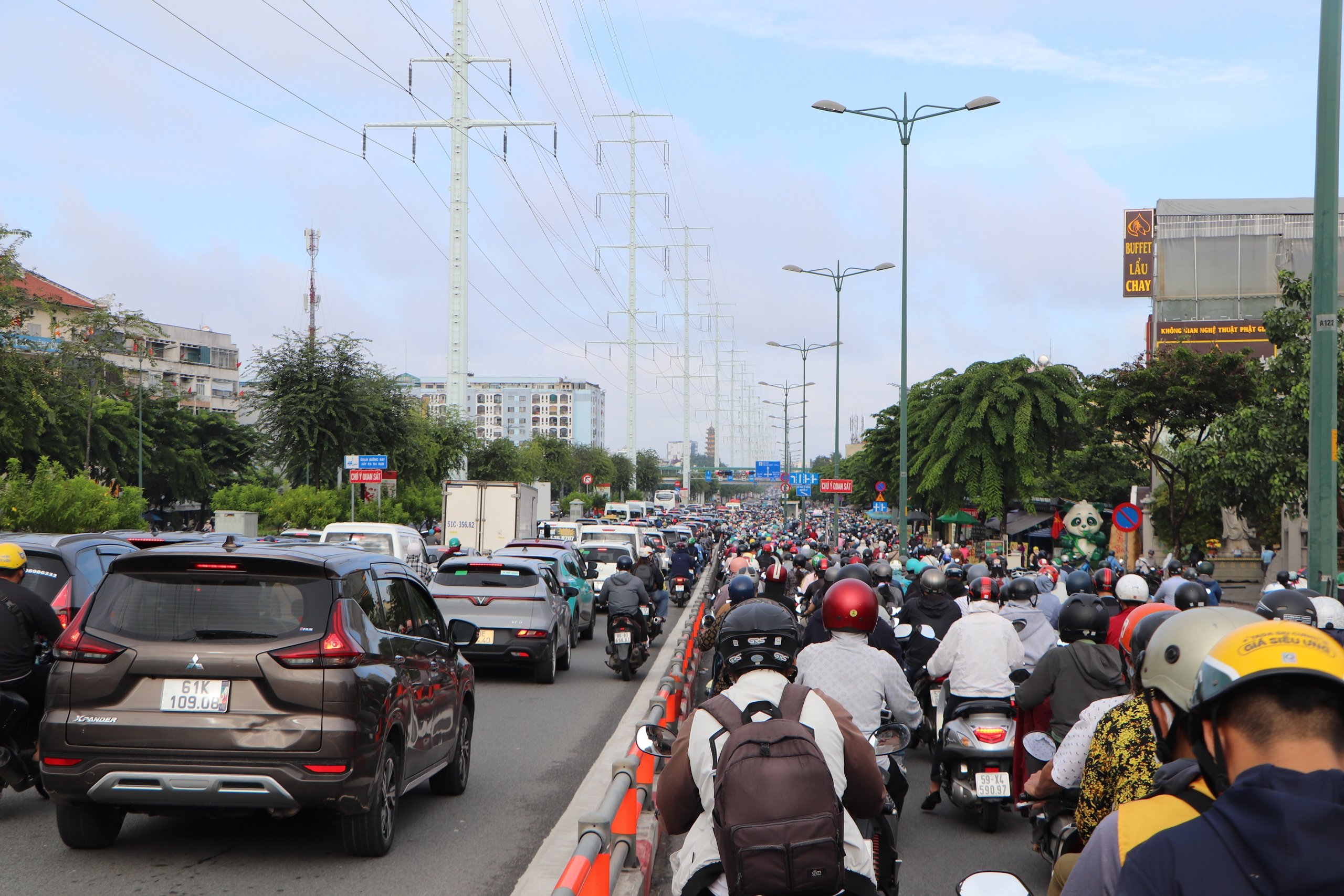 Ùn tắc giao thông TP HCM nghiêm trọng tại cầu Bình Lợi ngày đầu trở lại làm việc - Ảnh 4.