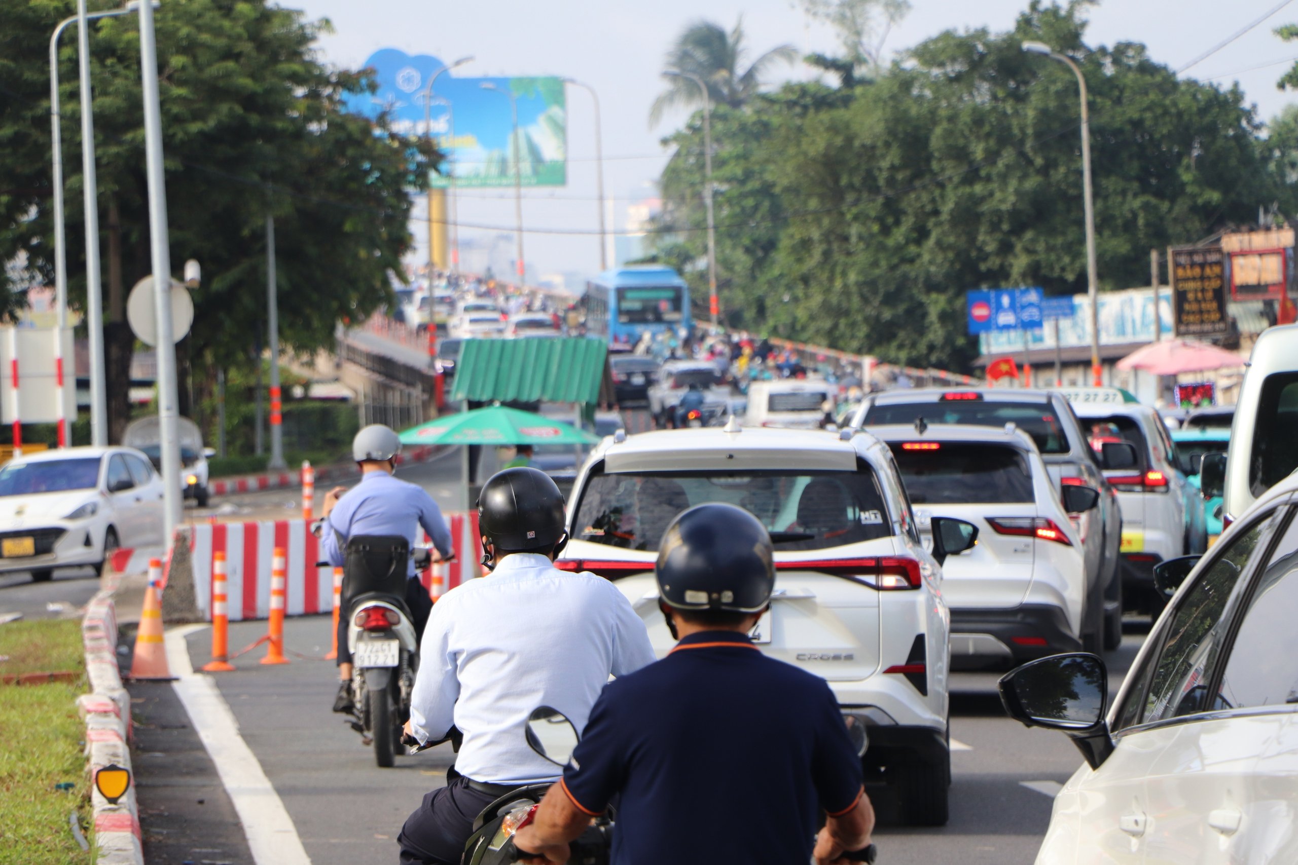 Ùn tắc giao thông TP HCM nghiêm trọng tại cầu Bình Lợi ngày đầu trở lại làm việc - Ảnh 7.
