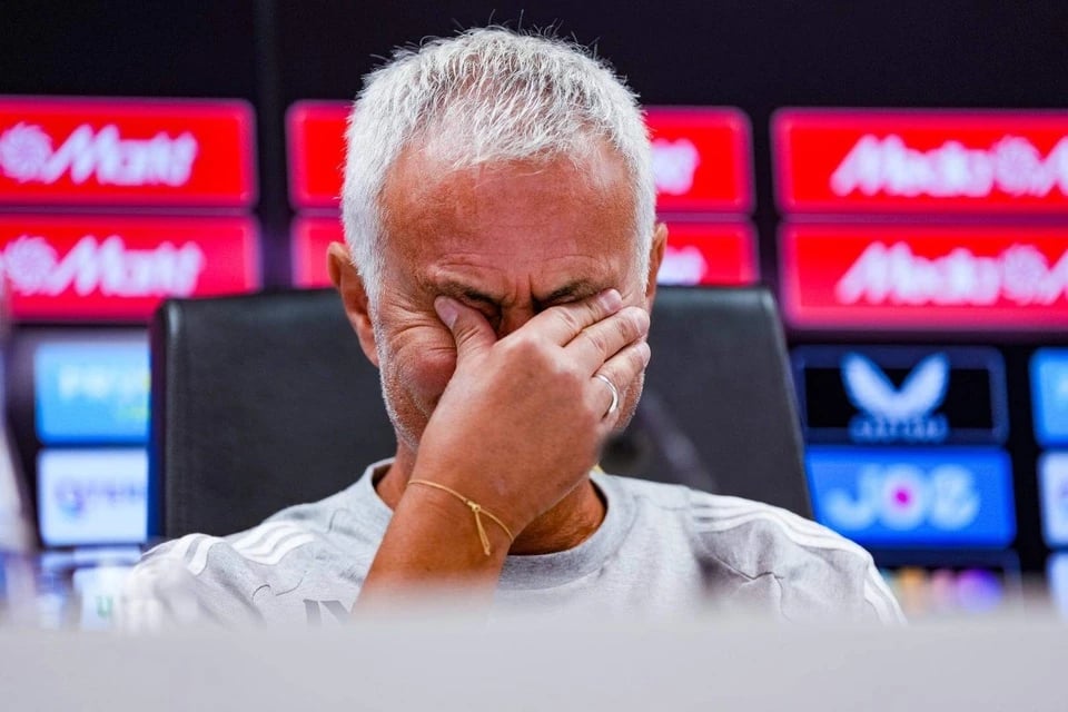 03-1756869189-fenerbahce-phan-boi-mourinho.jpg