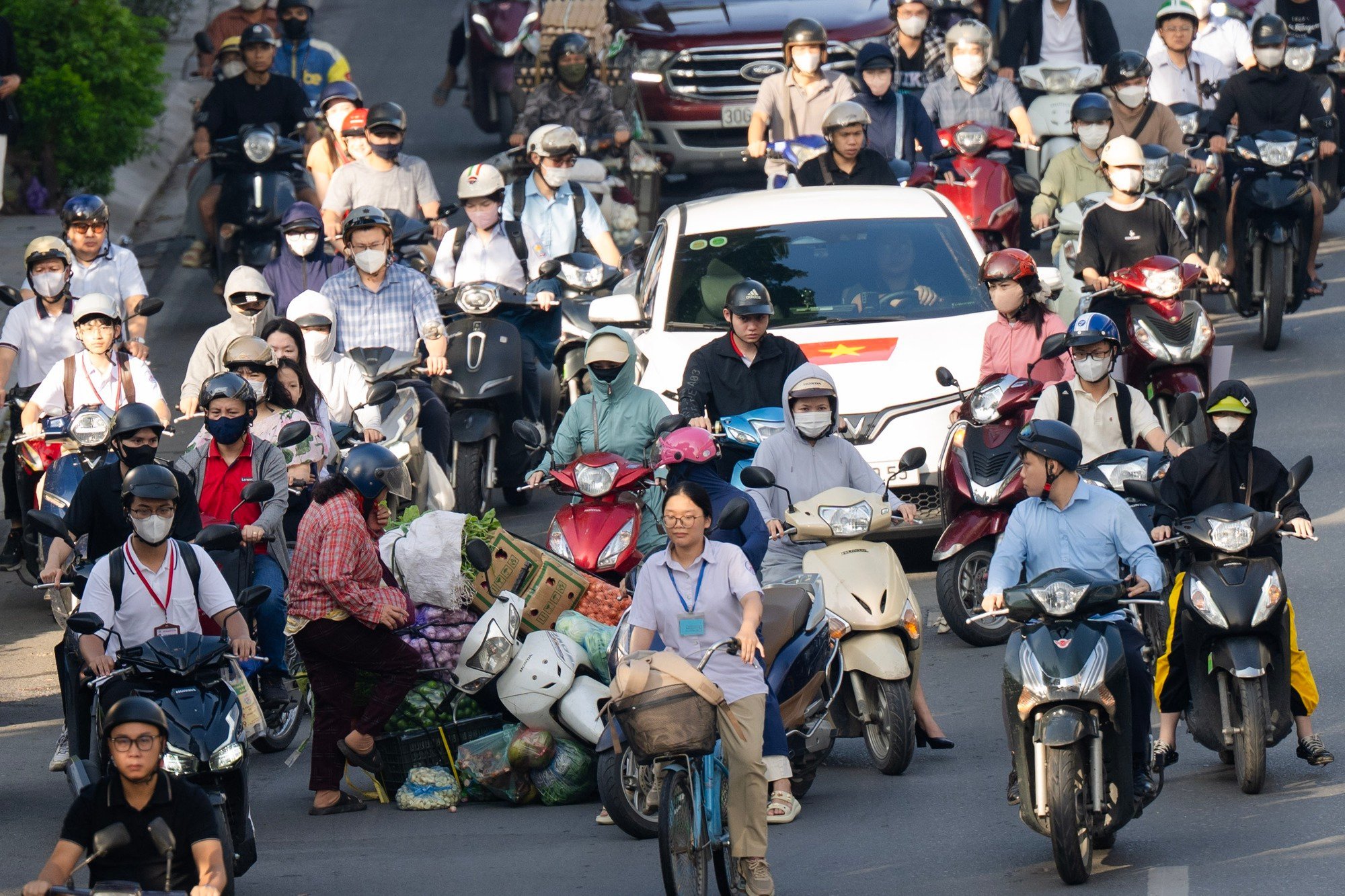 Mệt mỏi, chùn chân giữa biển ùn tắc ngày đầu đi làm trở lại sau kỳ nghỉ lễ 2/9- Ảnh 9.