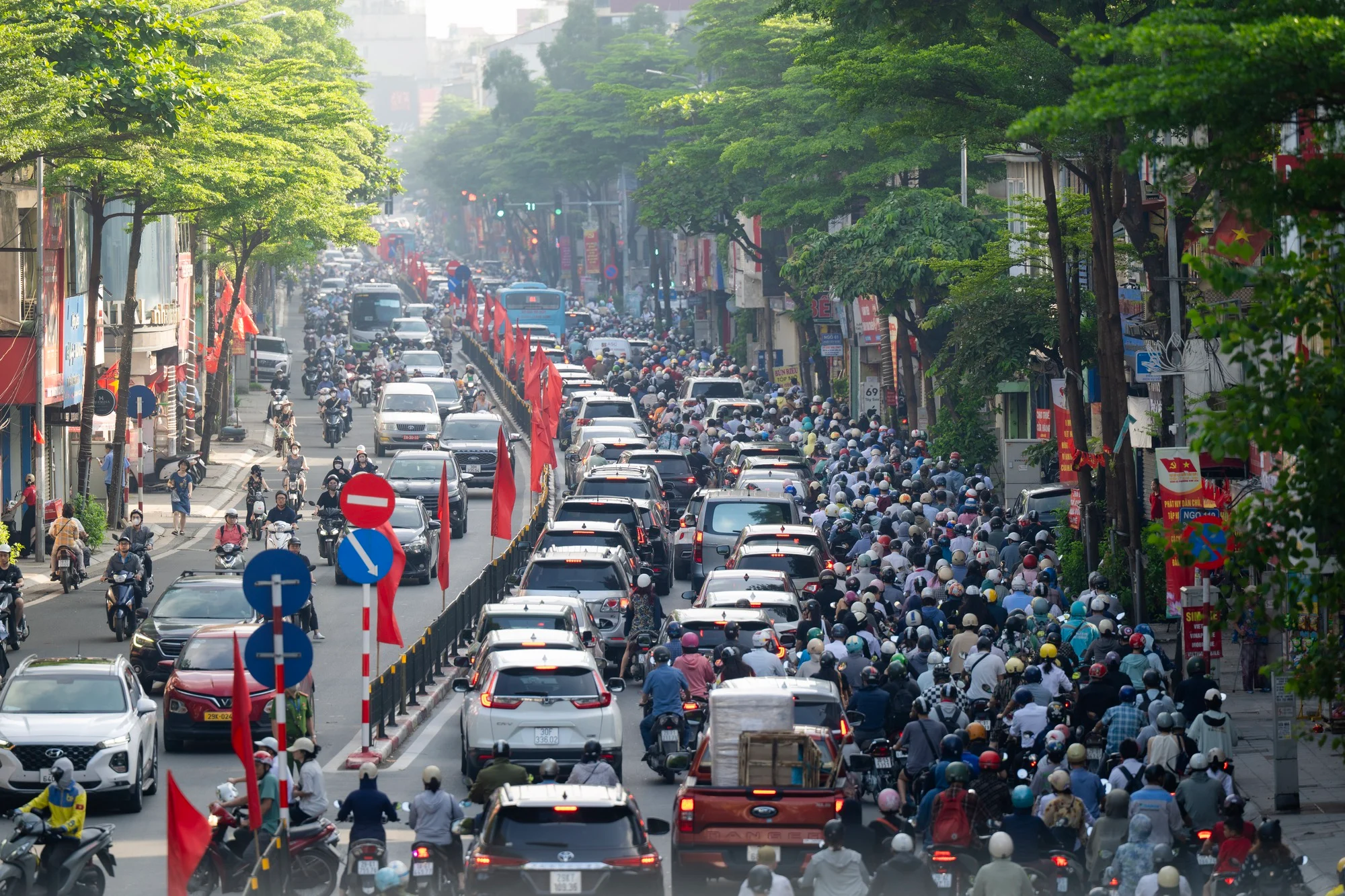 Mệt mỏi, chùn chân giữa biển ùn tắc ngày đầu đi làm trở lại sau kỳ nghỉ lễ 2/9- Ảnh 13.
