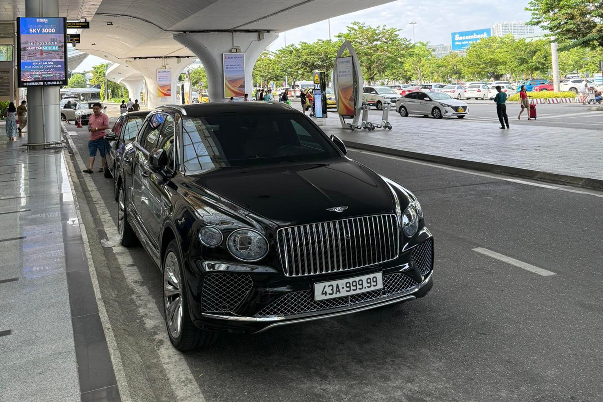bentayga azure 1.jpg