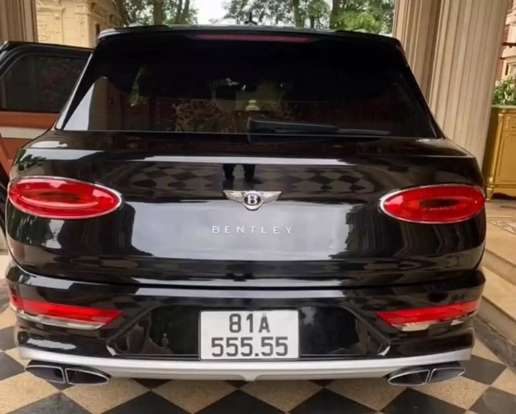 bentayga azure 3.jpg