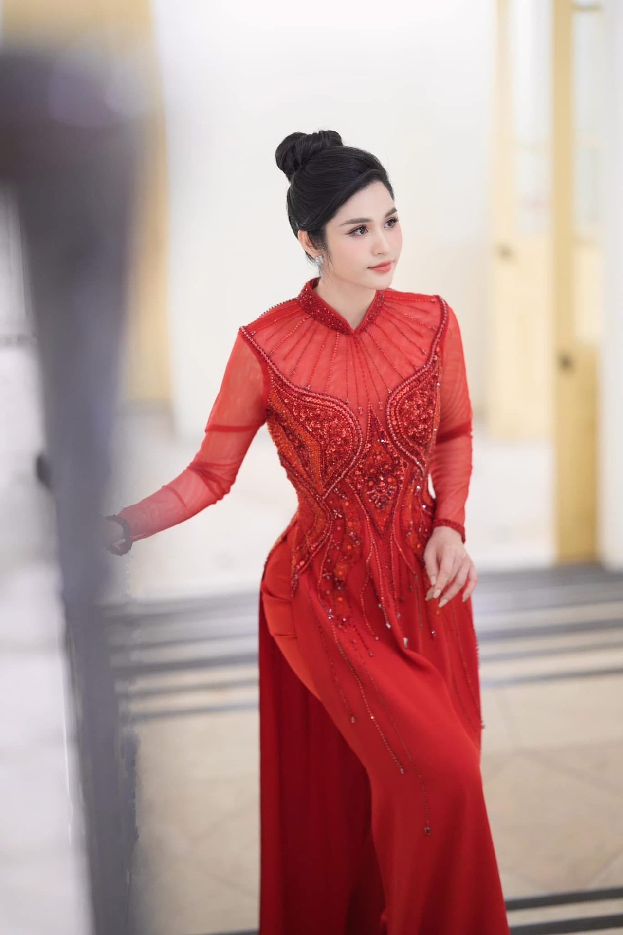 Nữ BTV diện áo dài đỏ sao vàng gây sốt trong bản tin Thời sự tối 2/9- Ảnh 1.