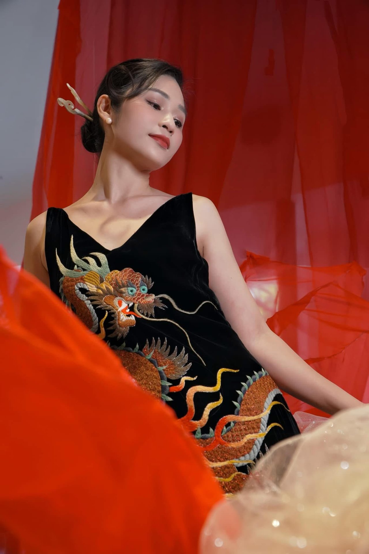 Nữ BTV diện áo dài đỏ sao vàng gây sốt trong bản tin Thời sự tối 2/9- Ảnh 4.