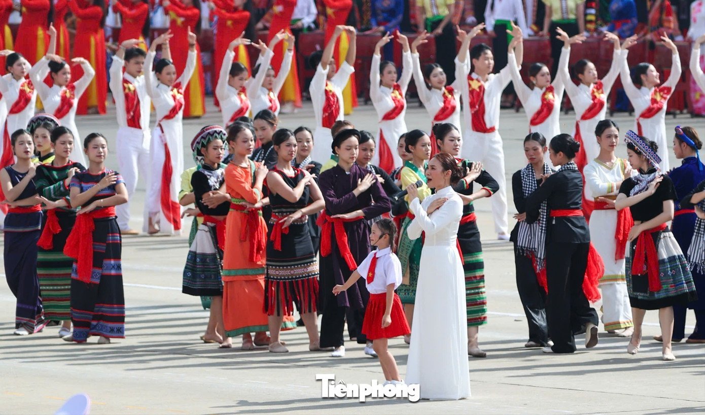 Bố bé gái 7 tuổi hát cùng Mỹ Tâm tại Quảng trường Ba Đình: 'Tôi khóc vì tự hào' - Ảnh 1.