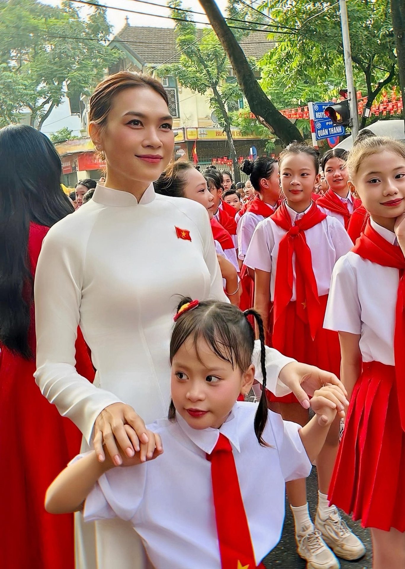 Bố bé gái 7 tuổi hát cùng Mỹ Tâm tại Quảng trường Ba Đình: 'Tôi khóc vì tự hào' - Ảnh 2.