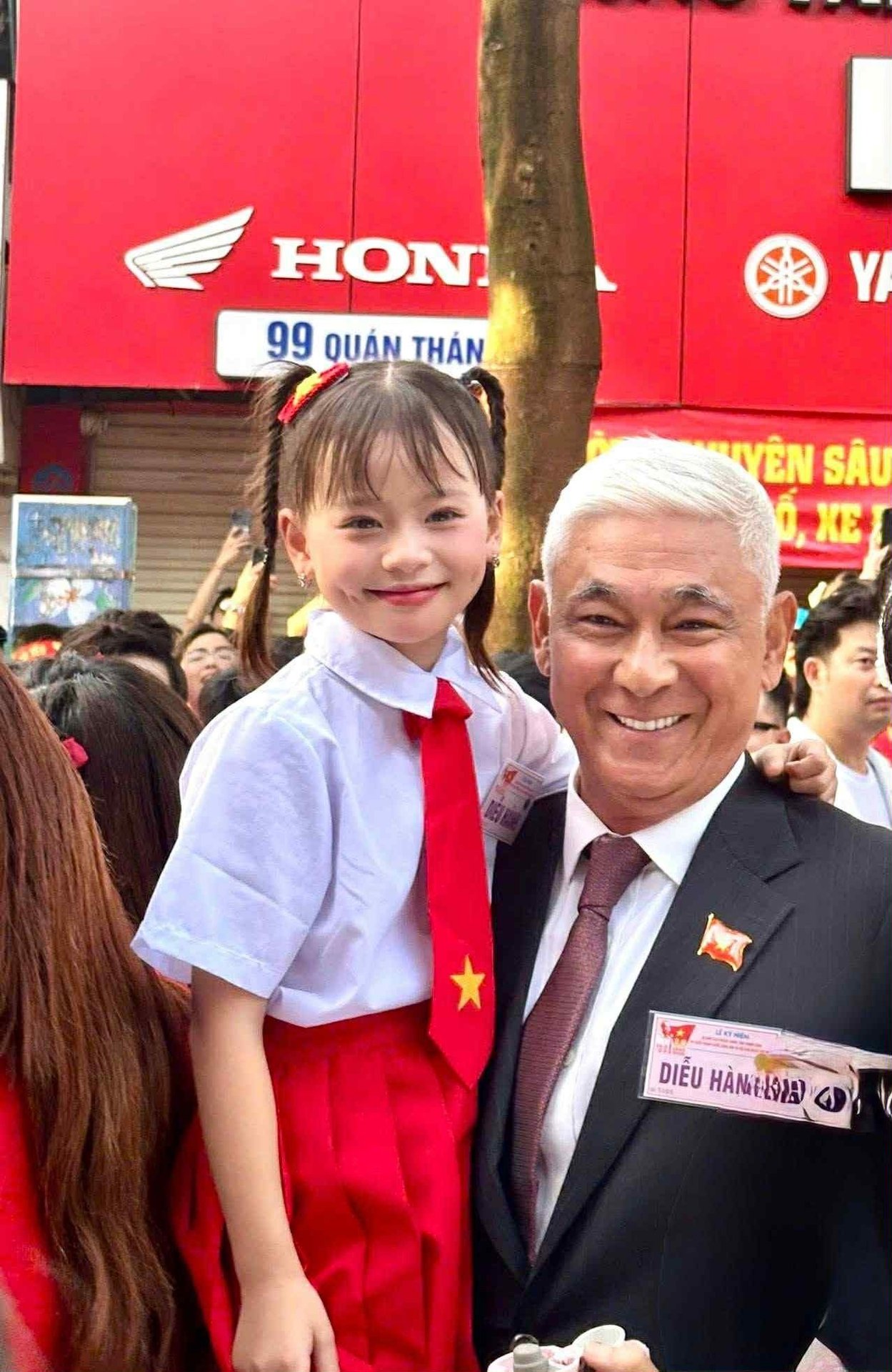 Bố bé gái 7 tuổi hát cùng Mỹ Tâm tại Quảng trường Ba Đình: 'Tôi khóc vì tự hào' - Ảnh 3.