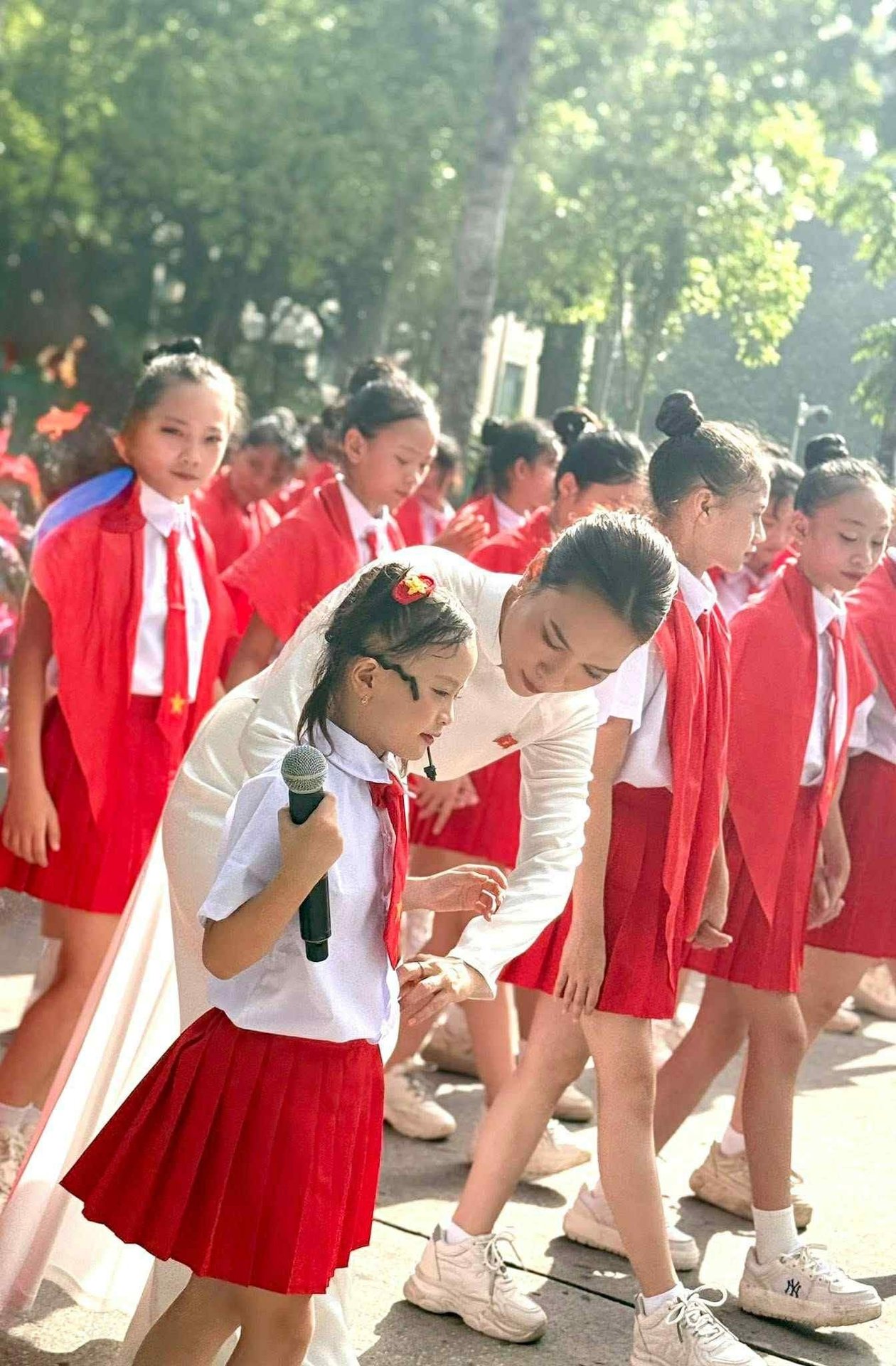 Bố bé gái 7 tuổi hát cùng Mỹ Tâm tại Quảng trường Ba Đình: 'Tôi khóc vì tự hào' - Ảnh 4.