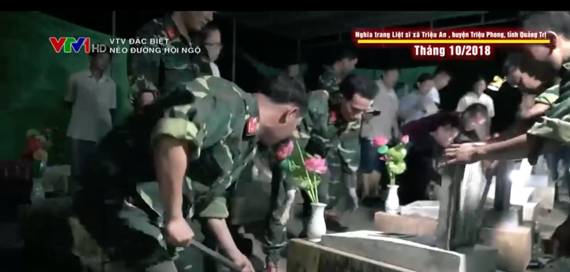 Xúc động khoảnh khắc mẹ già đón con liệt sĩ sau hơn 50 năm: