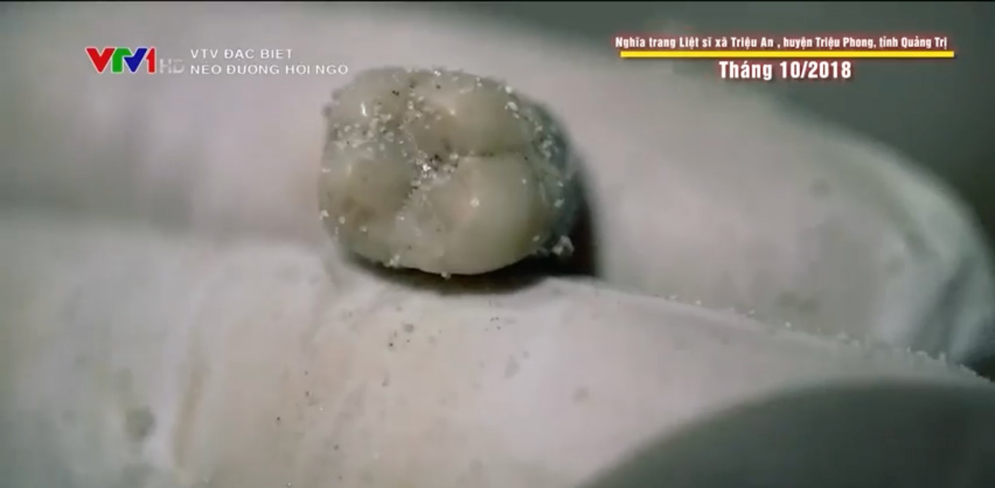 Xúc động khoảnh khắc mẹ già đón con liệt sĩ sau hơn 50 năm: