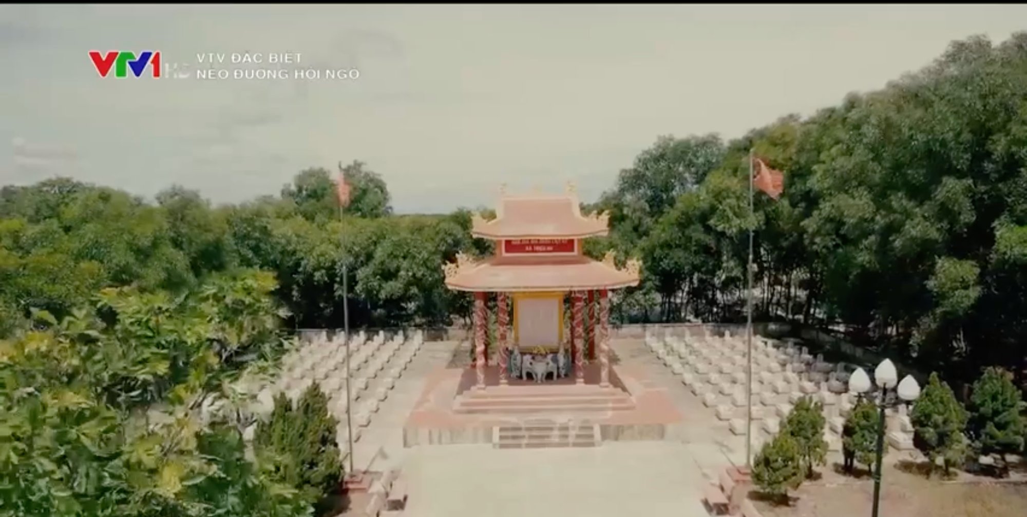 Xúc động khoảnh khắc mẹ già đón con liệt sĩ sau hơn 50 năm: