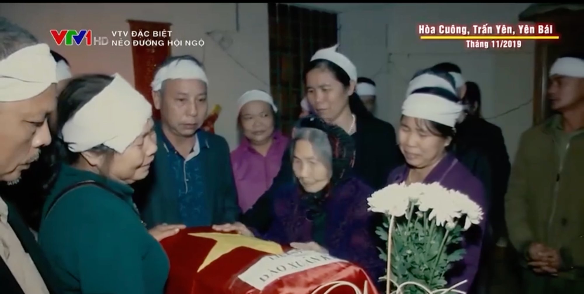 Xúc động khoảnh khắc mẹ già đón con liệt sĩ sau hơn 50 năm: