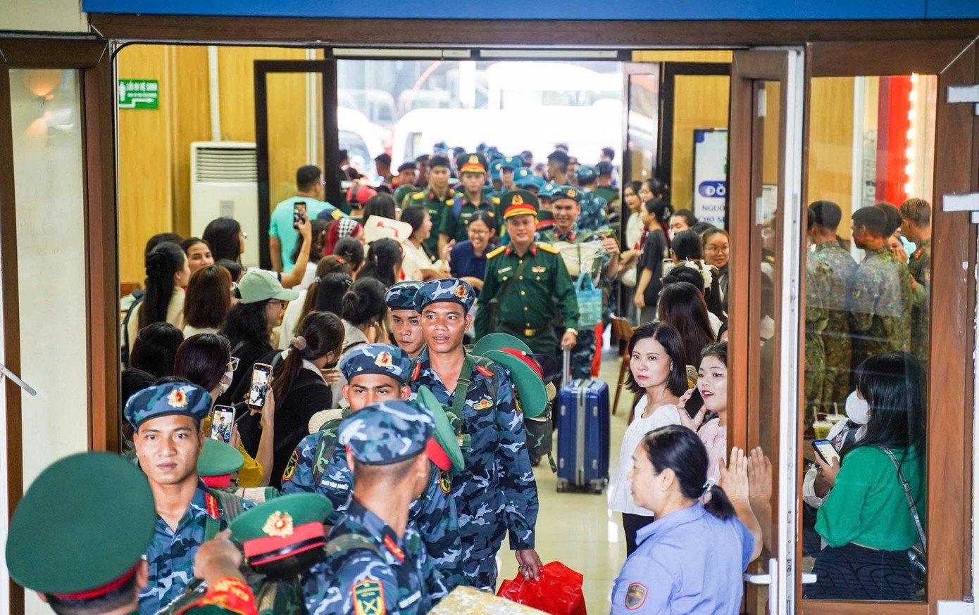 Lưu luyến giây phút tiễn đoàn diễu binh A80 rời ga Hà Nội đầy cảm xúc - Ảnh 1.