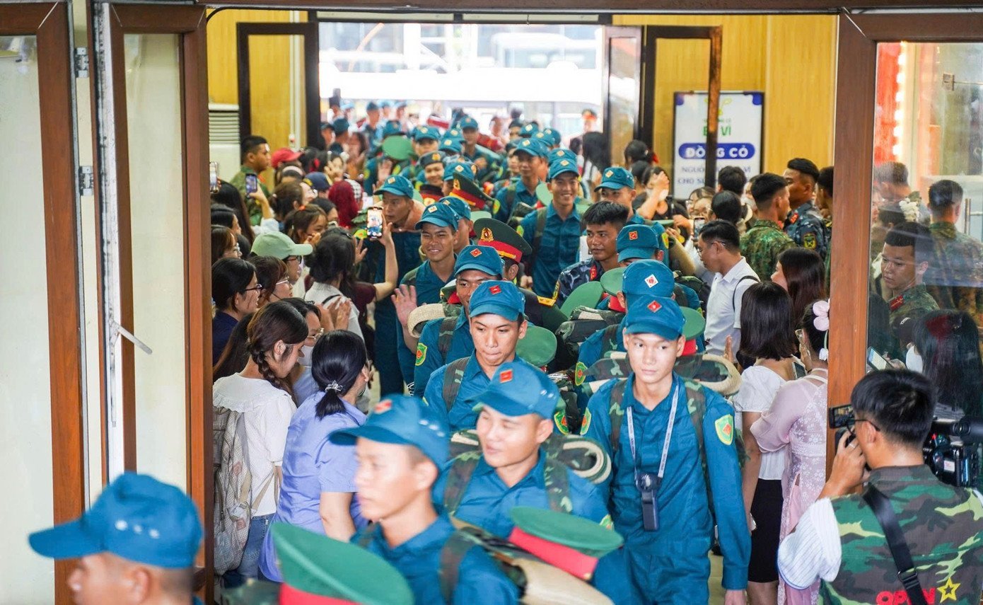 Lưu luyến giây phút tiễn đoàn diễu binh A80 rời ga Hà Nội đầy cảm xúc - Ảnh 2.