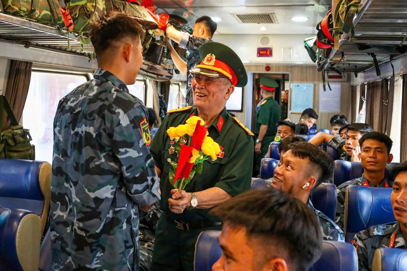Lưu luyến giây phút tiễn đoàn diễu binh A80 rời ga Hà Nội đầy cảm xúc - Ảnh 6.