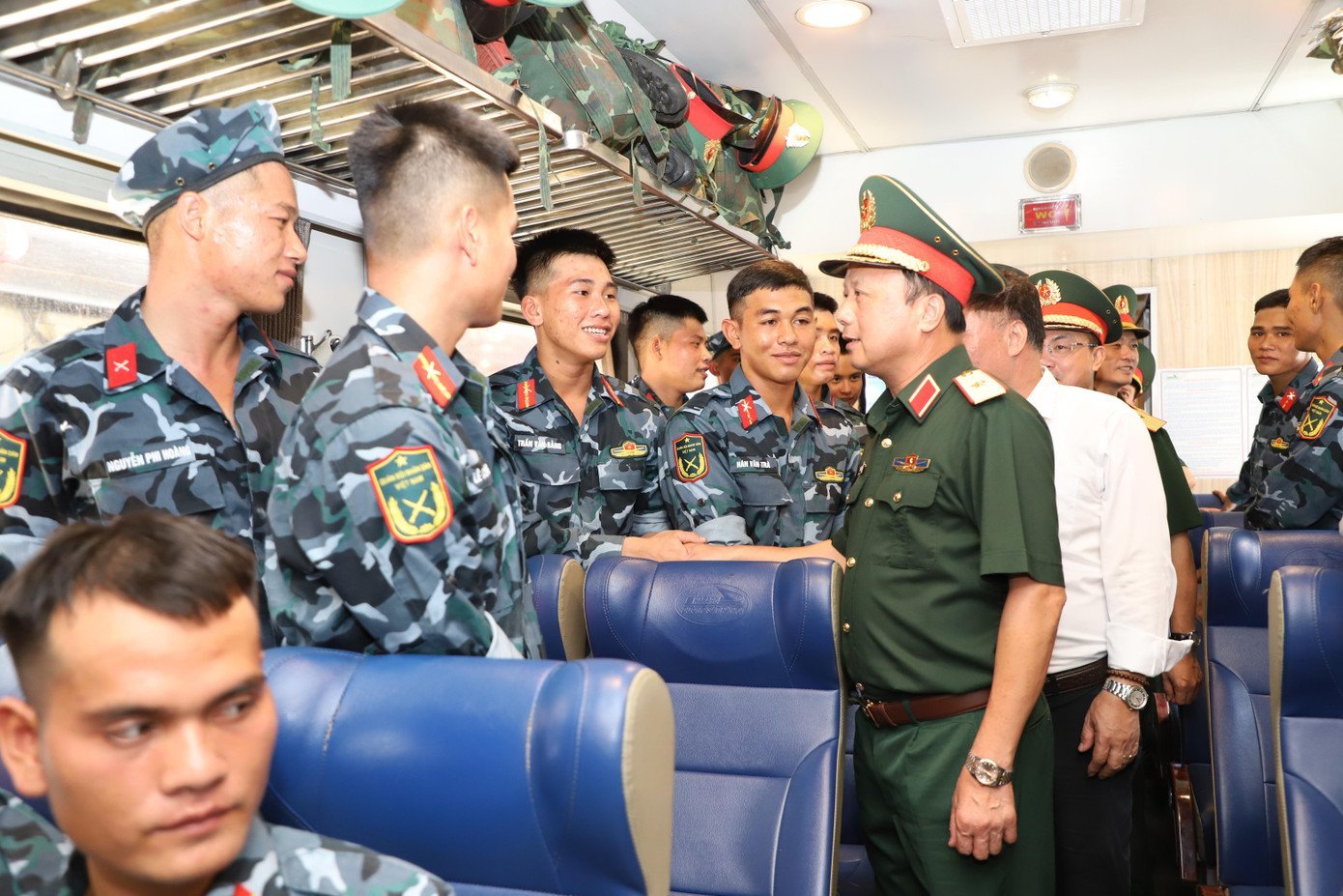 Lưu luyến giây phút tiễn đoàn diễu binh A80 rời ga Hà Nội đầy cảm xúc - Ảnh 5.
