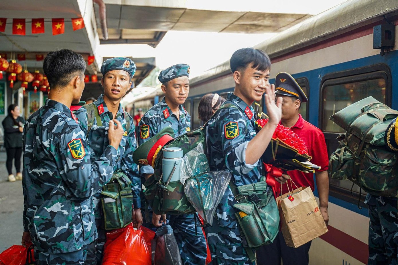 Lưu luyến giây phút tiễn đoàn diễu binh A80 rời ga Hà Nội đầy cảm xúc - Ảnh 4.