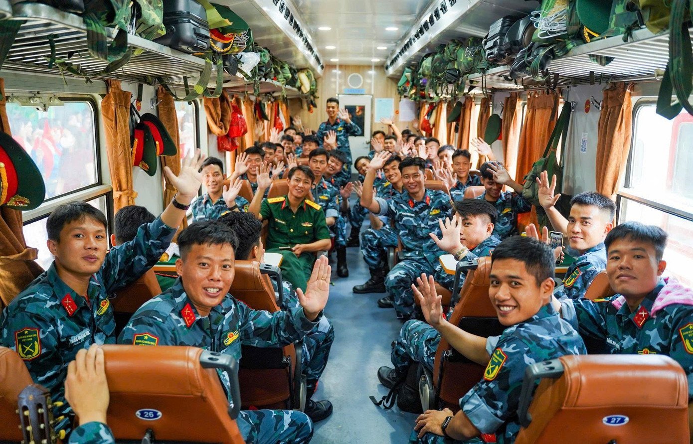 Lưu luyến giây phút tiễn đoàn diễu binh A80 rời ga Hà Nội đầy cảm xúc - Ảnh 9.