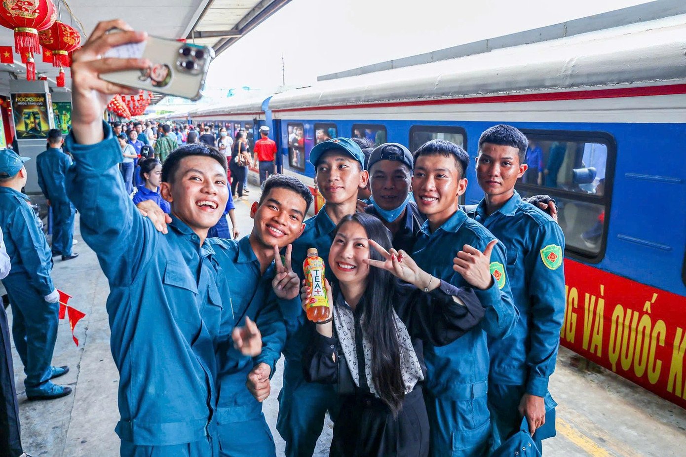 Lưu luyến giây phút tiễn đoàn diễu binh A80 rời ga Hà Nội đầy cảm xúc - Ảnh 11.