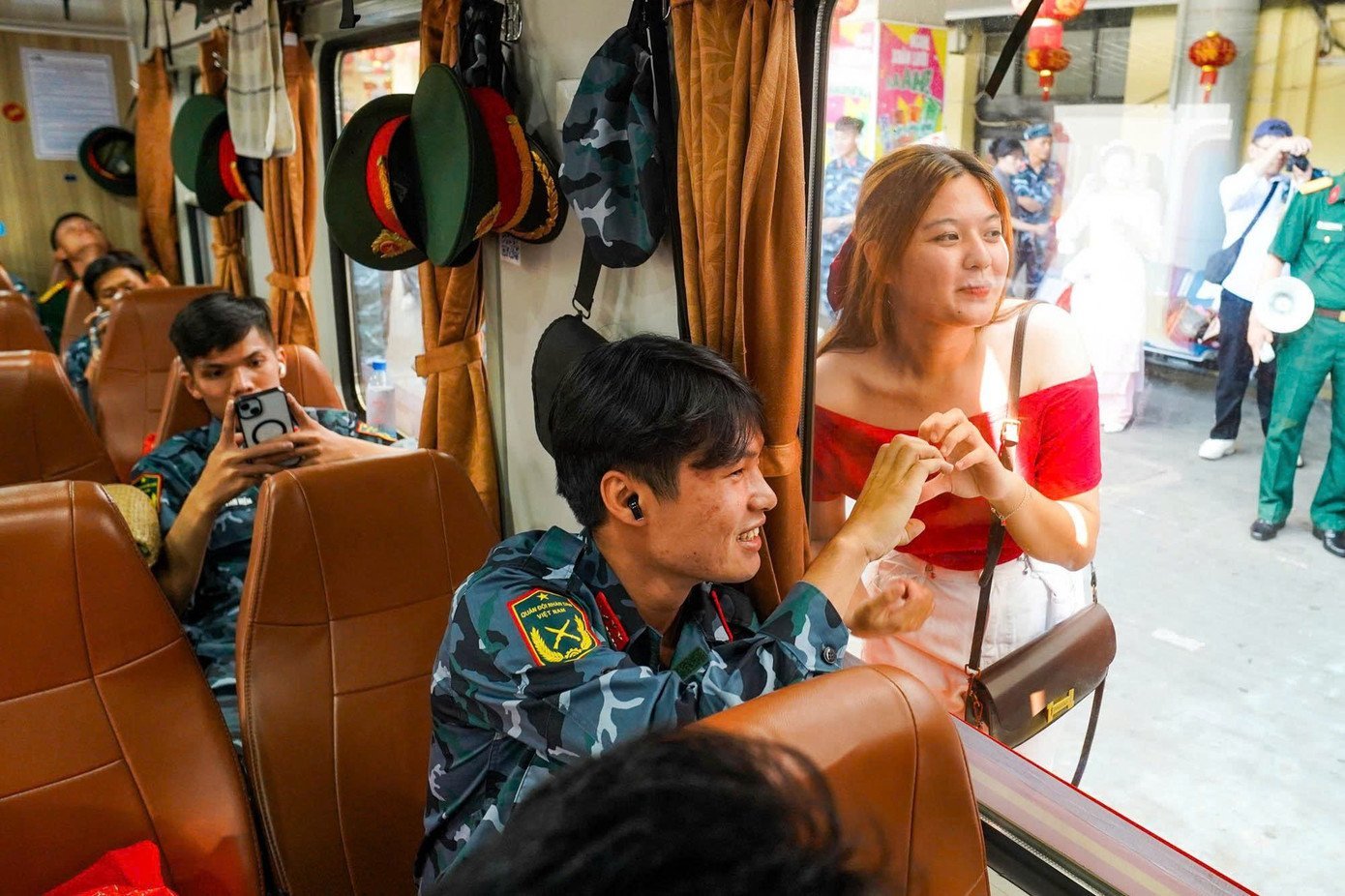 Lưu luyến giây phút tiễn đoàn diễu binh A80 rời ga Hà Nội đầy cảm xúc - Ảnh 12.
