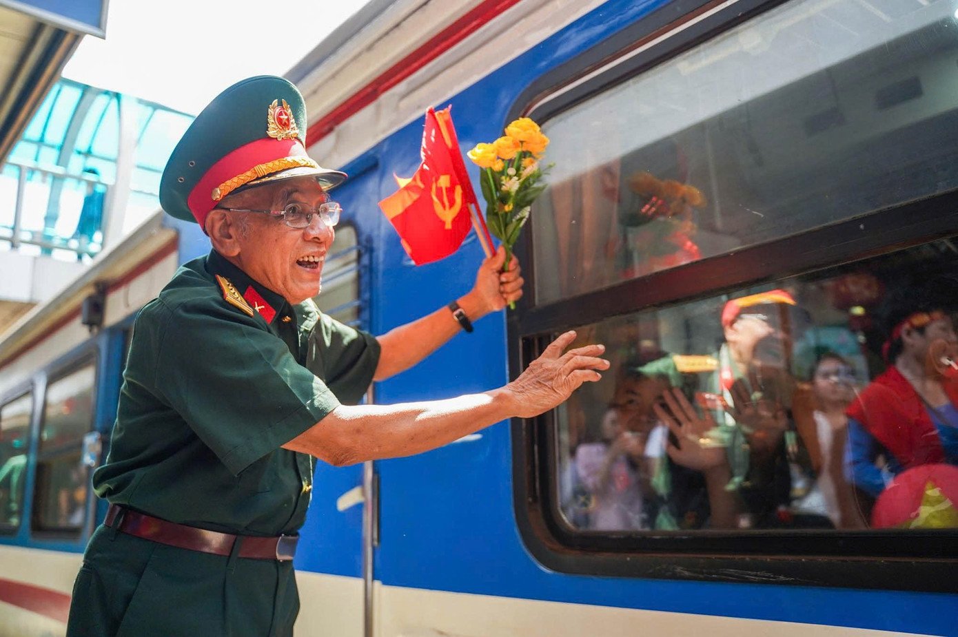 Lưu luyến giây phút tiễn đoàn diễu binh A80 rời ga Hà Nội đầy cảm xúc - Ảnh 14.