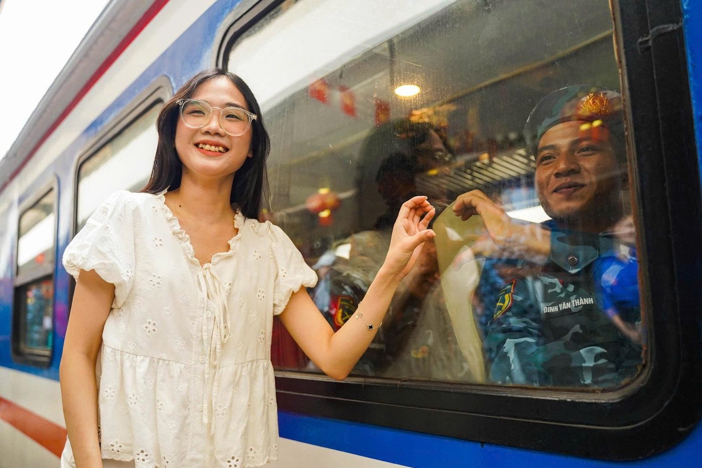 Lưu luyến giây phút tiễn đoàn diễu binh A80 rời ga Hà Nội đầy cảm xúc - Ảnh 13.