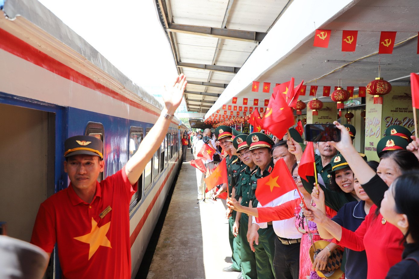 Lưu luyến giây phút tiễn đoàn diễu binh A80 rời ga Hà Nội đầy cảm xúc - Ảnh 18.