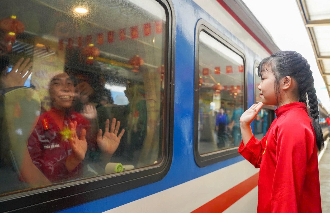 Lưu luyến giây phút tiễn đoàn diễu binh A80 rời ga Hà Nội đầy cảm xúc - Ảnh 19.