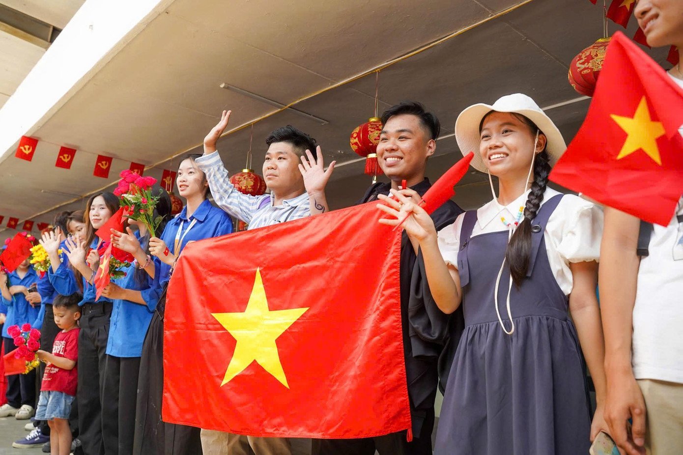 Lưu luyến giây phút tiễn đoàn diễu binh A80 rời ga Hà Nội đầy cảm xúc - Ảnh 20.