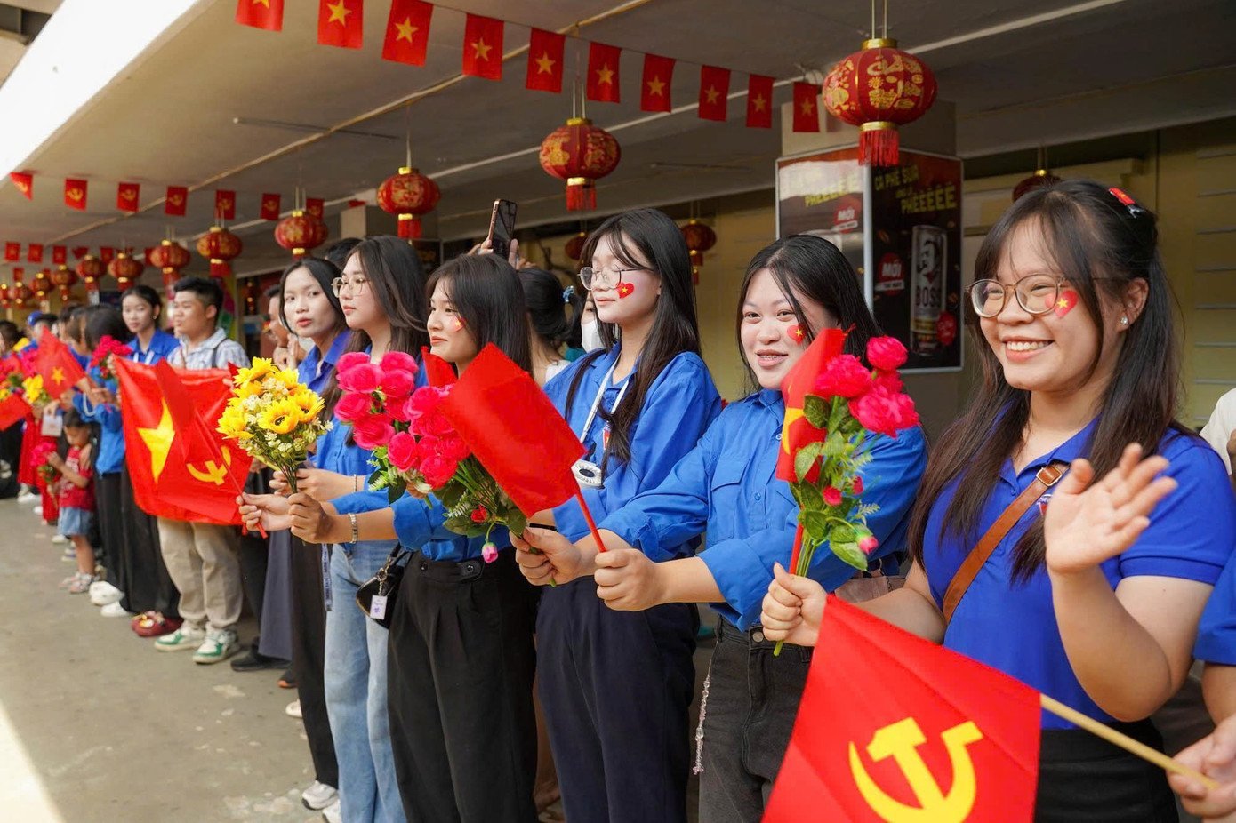 Lưu luyến giây phút tiễn đoàn diễu binh A80 rời ga Hà Nội đầy cảm xúc - Ảnh 21.
