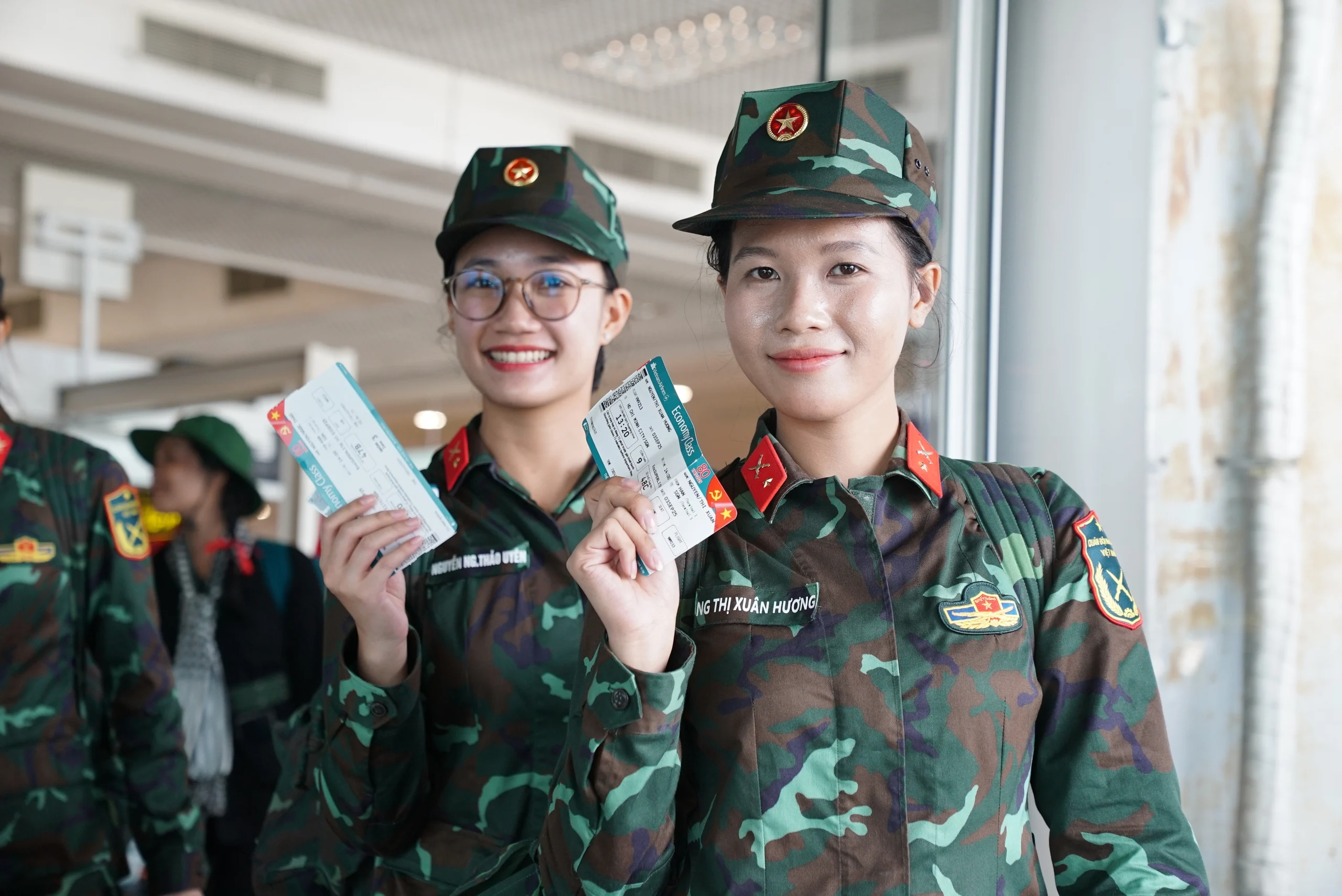 Chuyến bay đặc biệt đưa các nữ chiến sĩ trở về TP HCM sau khi hoàn thành nhiệm vụ A80- Ảnh 4.
