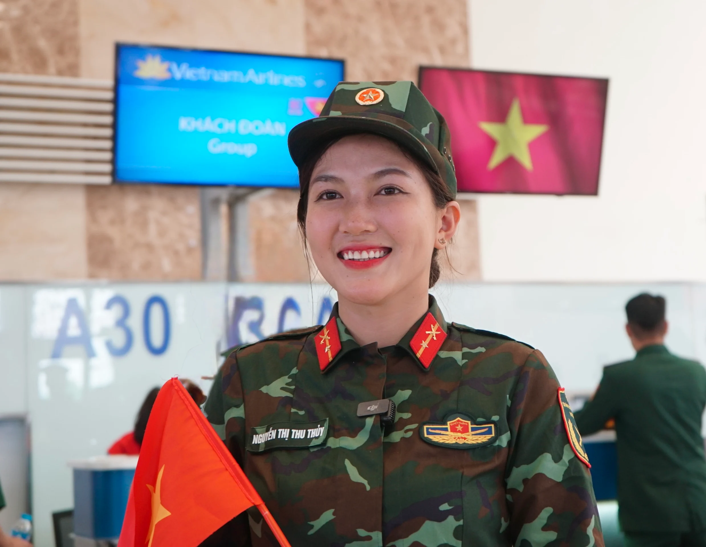 Chuyến bay đặc biệt đưa các nữ chiến sĩ trở về TP HCM sau khi hoàn thành nhiệm vụ A80- Ảnh 5.