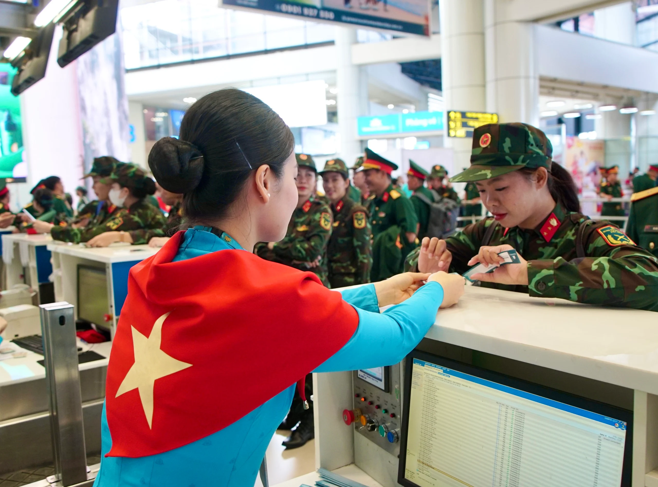 Chuyến bay đặc biệt đưa các nữ chiến sĩ trở về TP HCM sau khi hoàn thành nhiệm vụ A80- Ảnh 2.