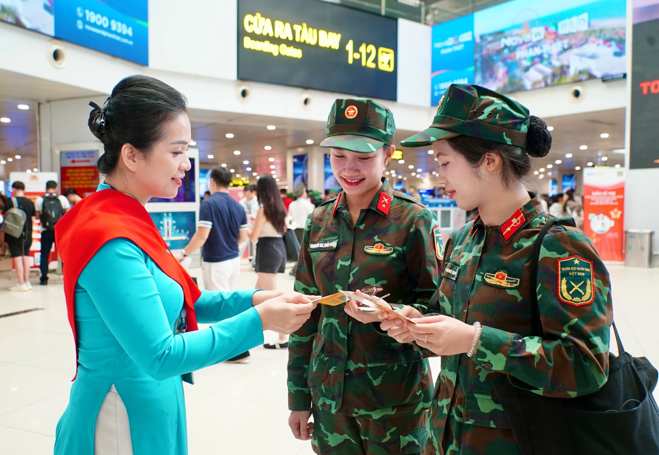 Chuyến bay đặc biệt đưa các nữ chiến sĩ trở về TP HCM sau khi hoàn thành nhiệm vụ A80- Ảnh 3.