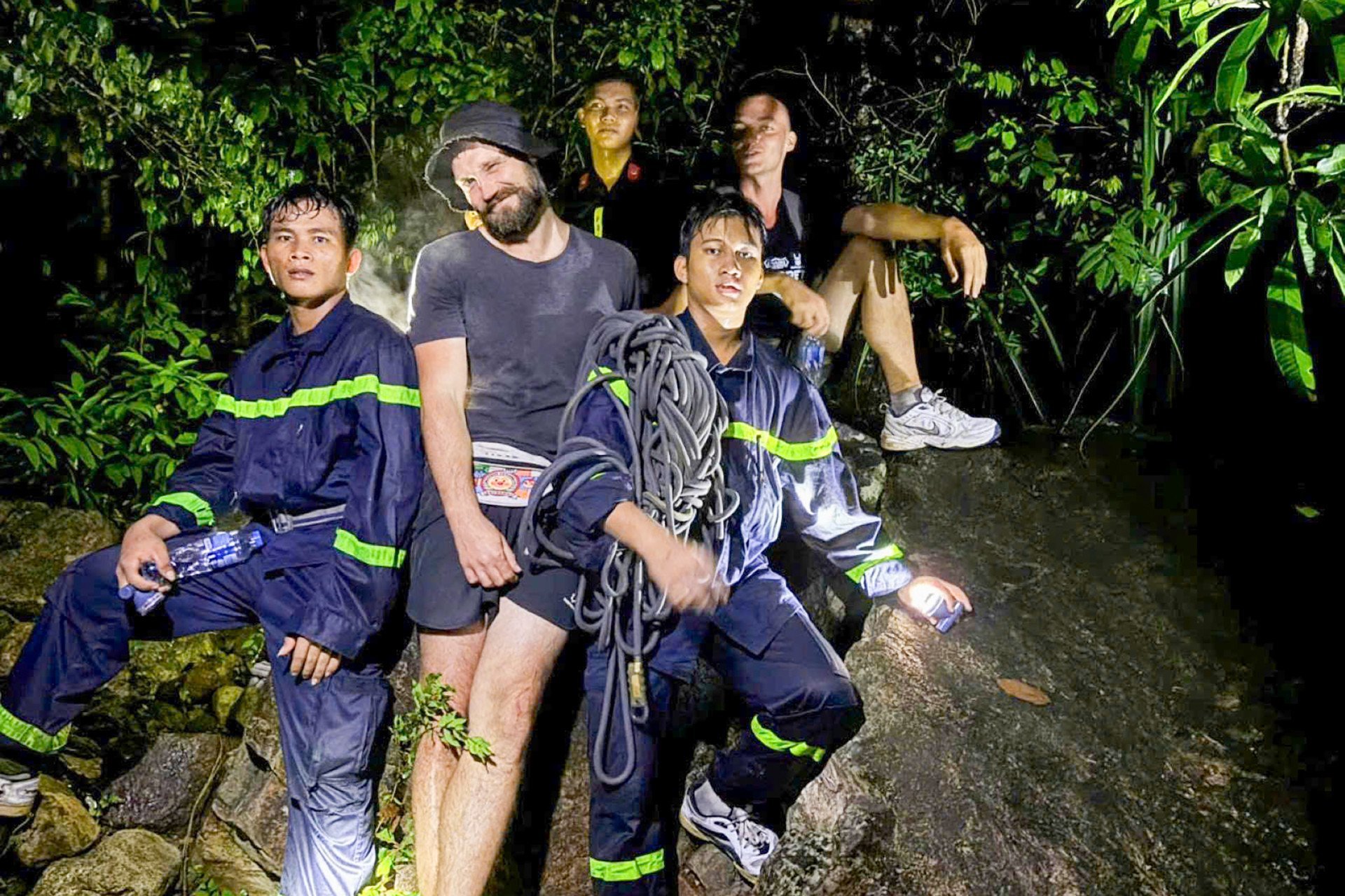 Hai người nước ngoài bị lạc trên núi Cô Tiên ở Nha Trang được giải cứu đưa xuống thành phố.jpg