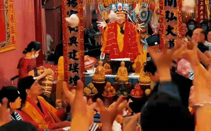Tại sao nhiều nơi vẫn giữ tục giật cô hồn trong tháng 7 Âm lịch, đặc biệt càng đông càng tốt?- Ảnh 2.