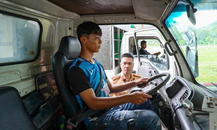 Học viên chuẩn bị bước vào phần sát hạch lái xe. (Ảnh: Thiên Khôi)