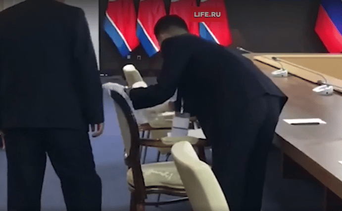 Vì sao hành động này của cận vệ ông Kim Jong Un lại gây chú ý?- Ảnh 3.