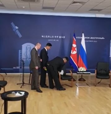 Vì sao hành động này của cận vệ ông Kim Jong Un lại gây chú ý?- Ảnh 4.