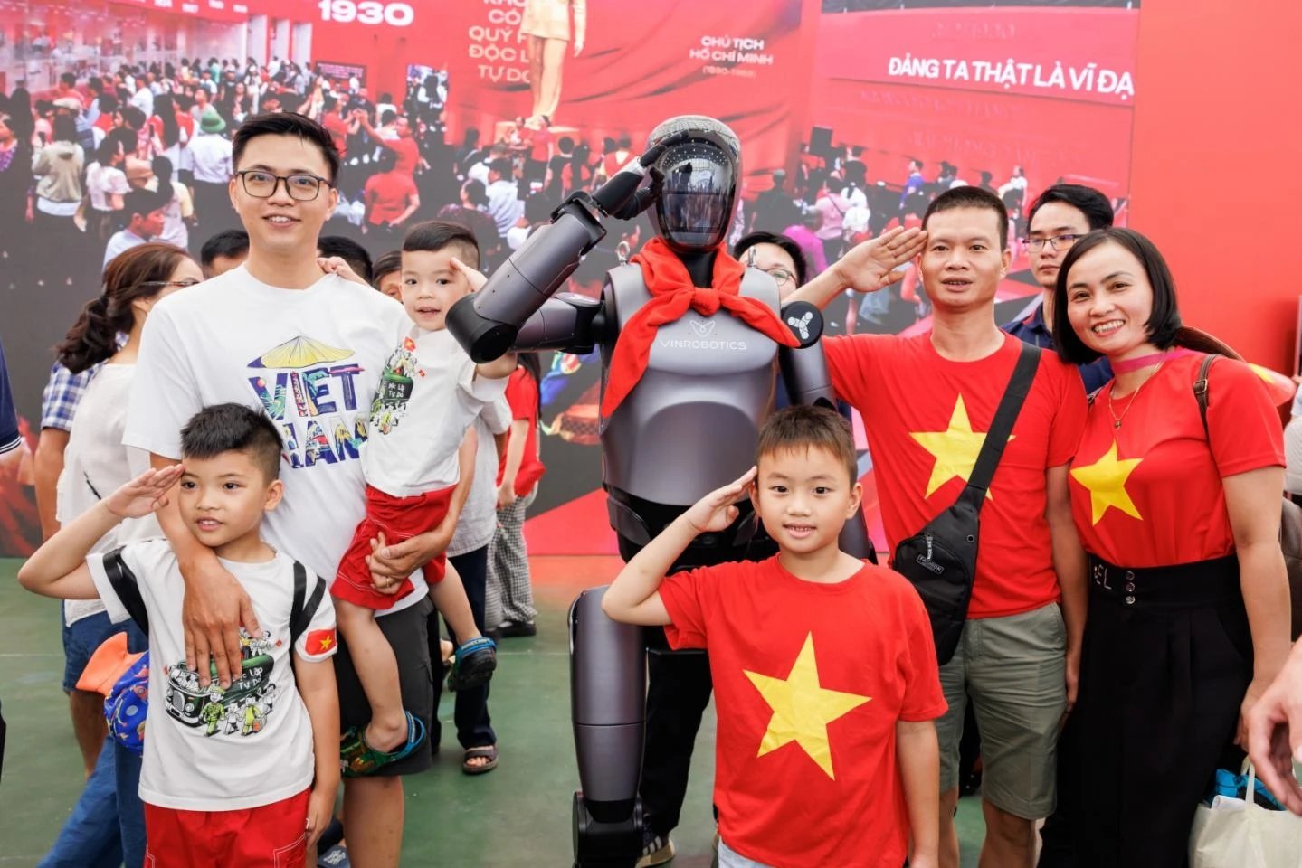 04-1756973825-trung-tam-trien-lam-viet-nam-don-gan-4-trieu-khach-trong-6-ngay.jpg