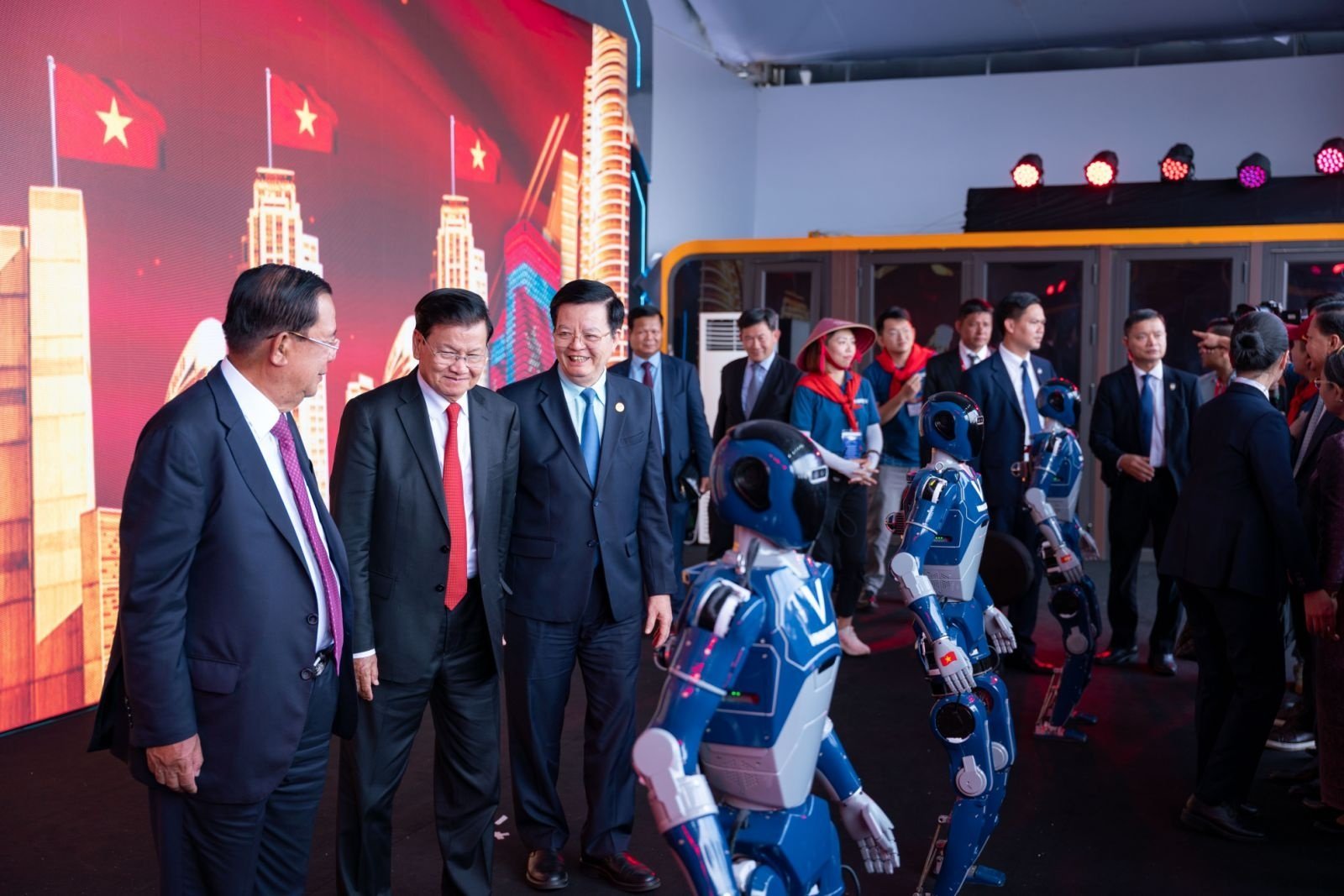 04-1756973825-trung-tam-trien-lam-viet-nam-don-gan-4-trieu-khach-trong-6-ngay.jpg