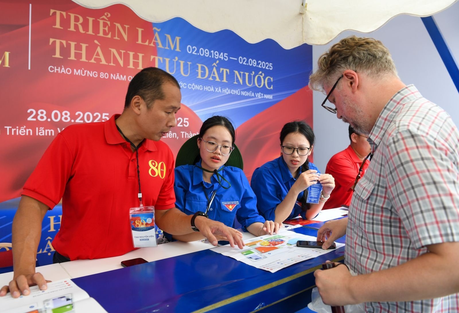 04-1756973826-trung-tam-trien-lam-viet-nam-don-gan-4-trieu-khach-trong-6-ngay.jpg