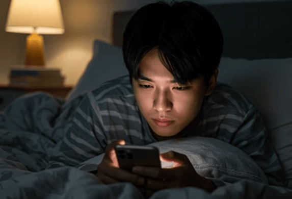 Bấm điện thoại khi nằm hay trong tối hại hơn?- Ảnh 1.