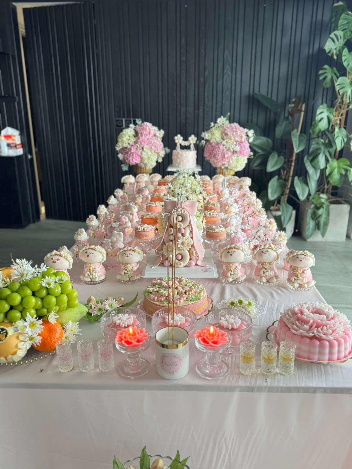 Lễ đầy tháng ái nữ nhà Ngô Thanh Vân – Huy Trần: Không gian phủ đầy hồng ngọt ngào, đúng chuẩn